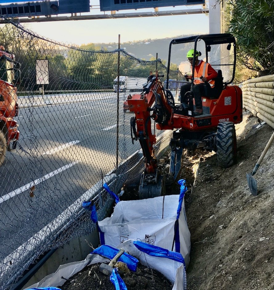 Euromach 1500 Mobil en chantier resserré en bord d'autoroute