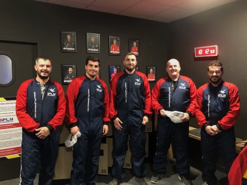 L'équipe Acropelle (cinq personnes) en sortie de cohésion à la soufflerie iFly Marseille, 2024