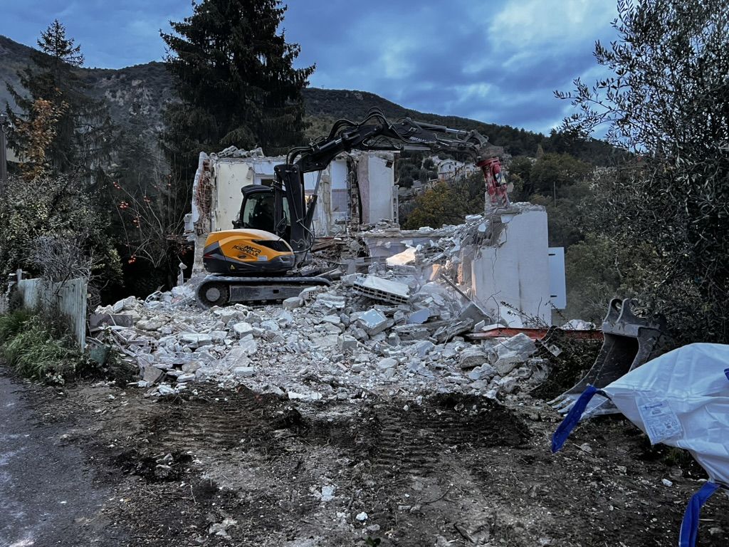 Mecalac 10 MCR avec pince de démolition sur bâtiment