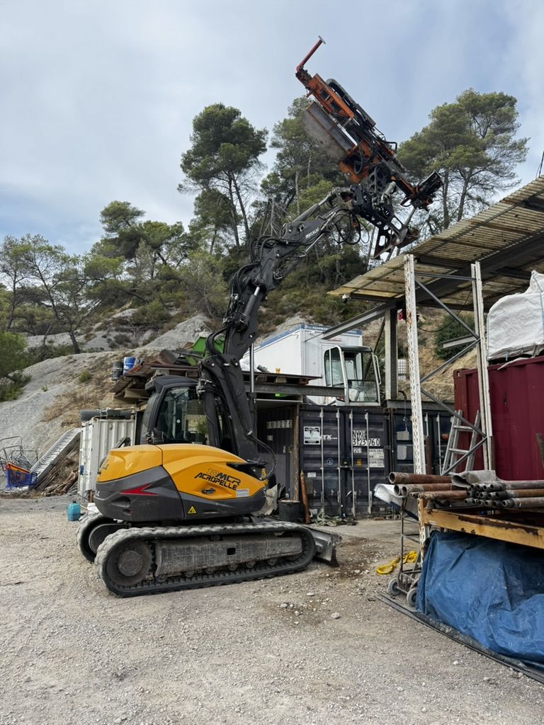 Mecalac 10 MCR avec mât de forage à l'atelier de Contes