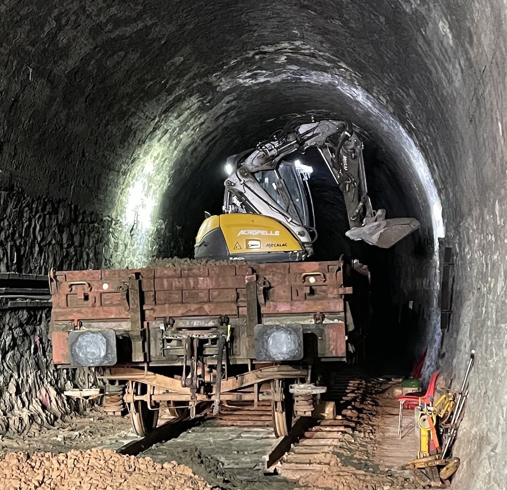 Mecalac 10 MCR dans un tunnel ferroviaire, compacité en milieu confiné
