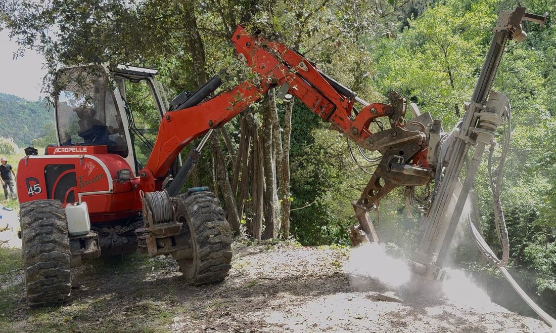 Euromach R45 Forester avec mât de forage en action