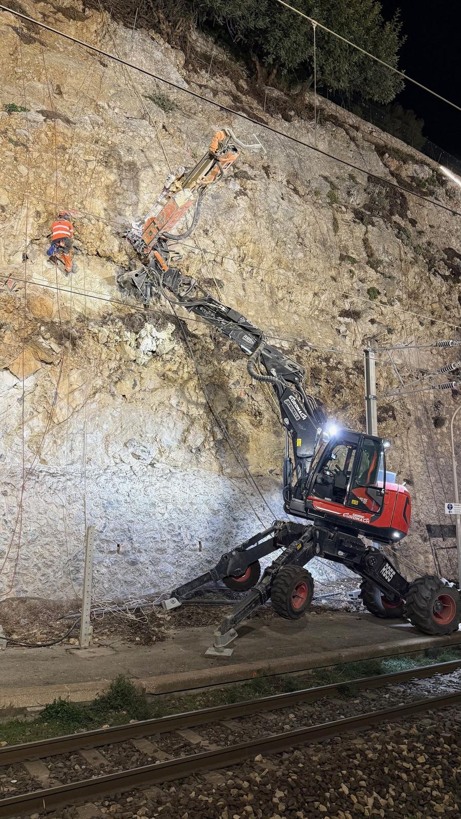Euromach R955 Super avec mât de forage en travaux nocturnes
