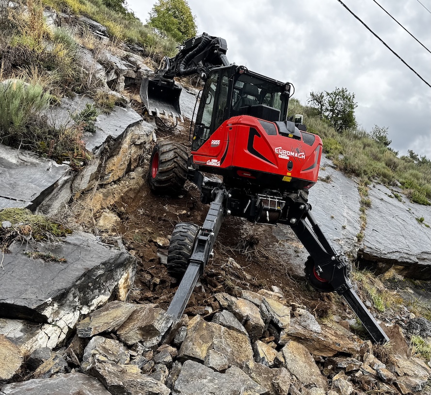 Euromach R955 Super en pente sur talus rocheux